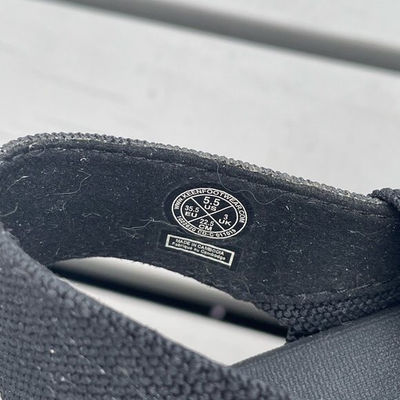 Keen Black and White Sandals with Comfortable Straps - Picture 3 of 5